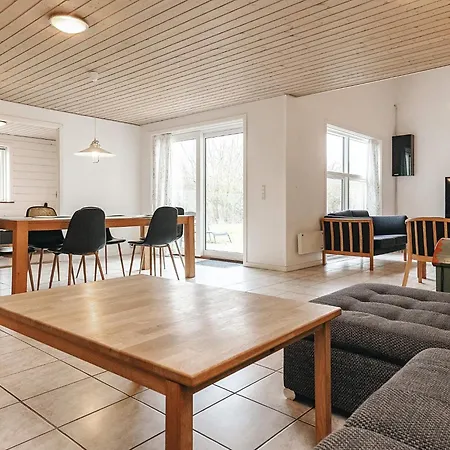 6 Person In Asnaes-by Traum *