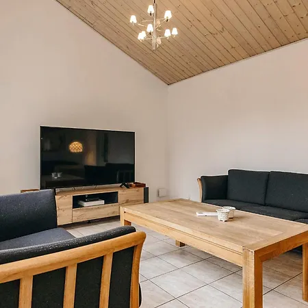 6 Person In Asnaes-by Traum *