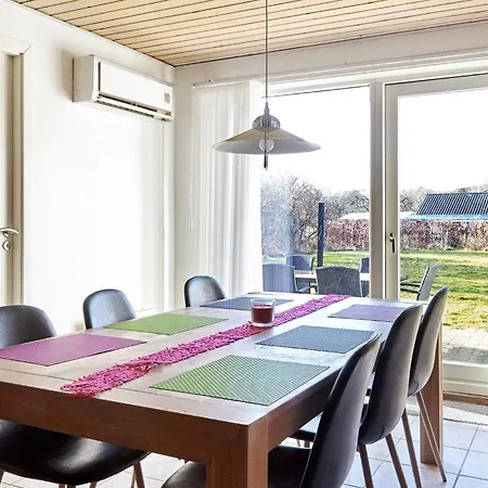 6 Person In Asnaes-by Traum *